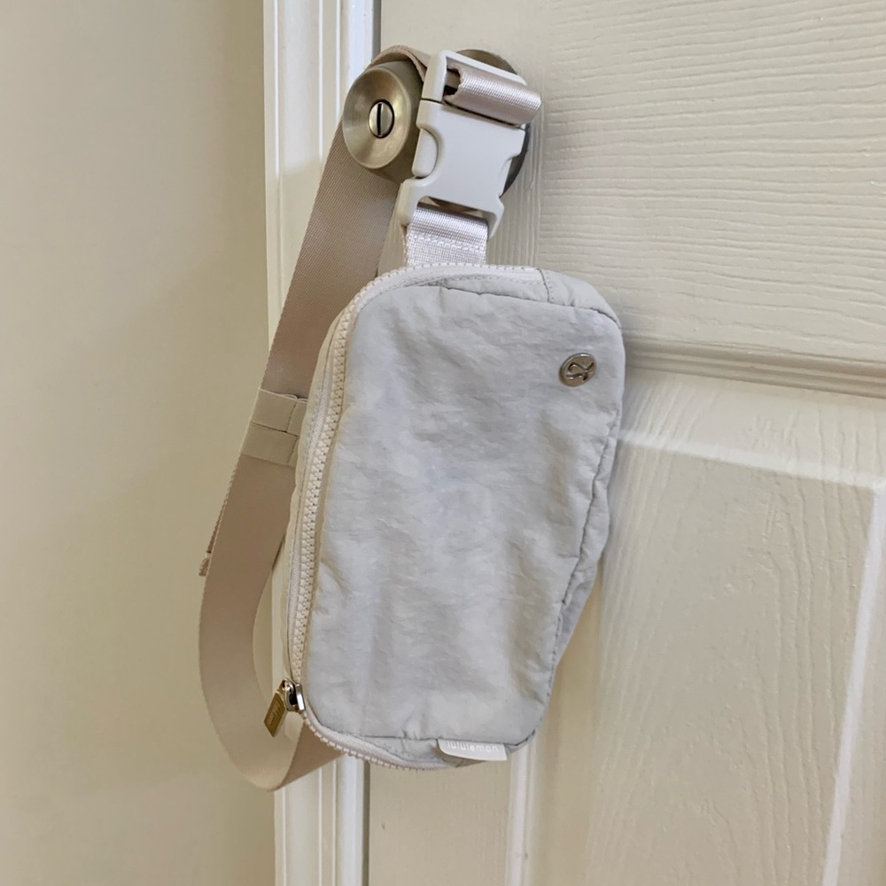Lululemon Everywhere Belt bag 1L